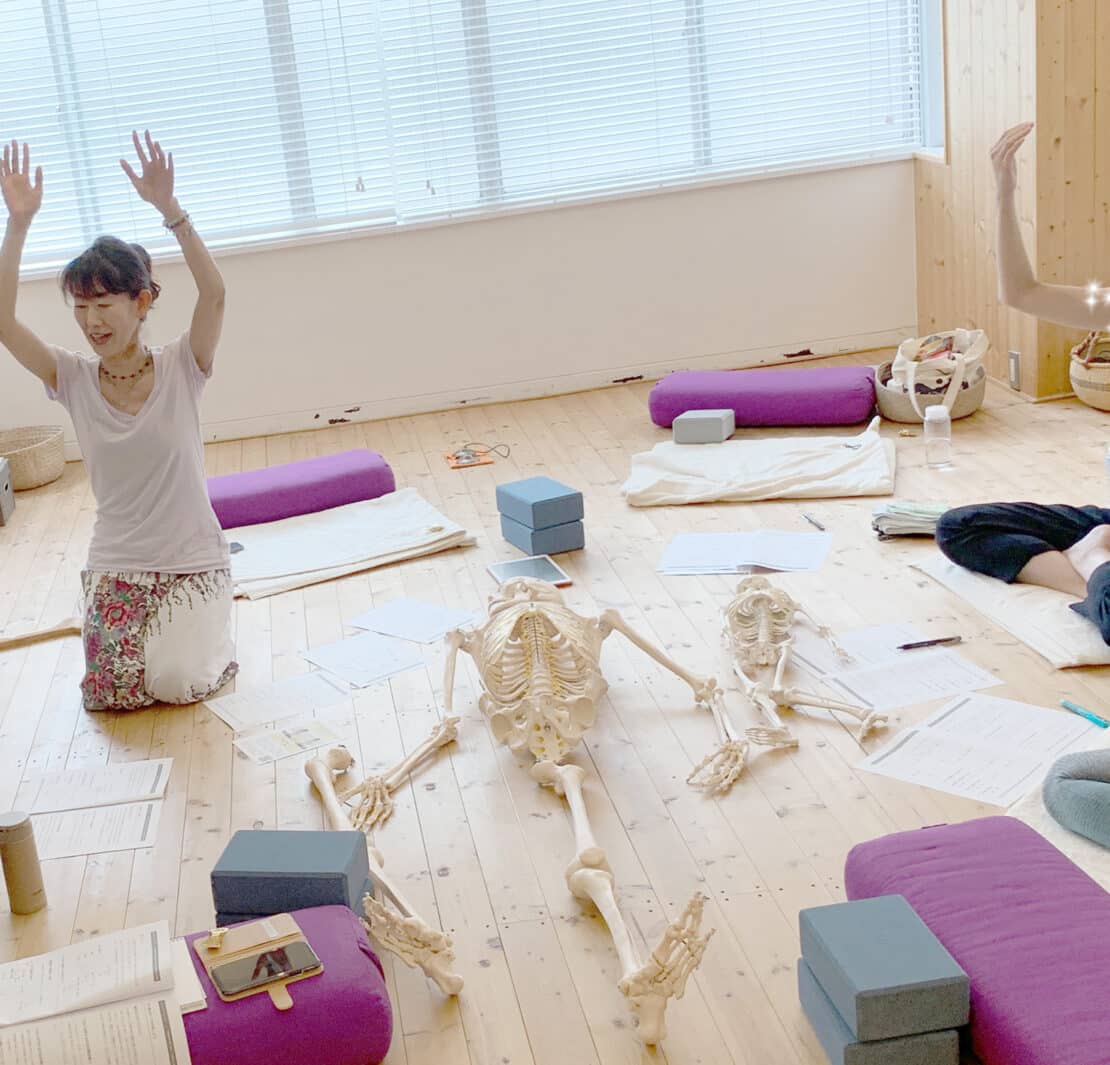 【ヨガ体験レポート】ゴムカーサナの「痛い」「できない」、それってホント？動きを分析しよう「うで編」 1