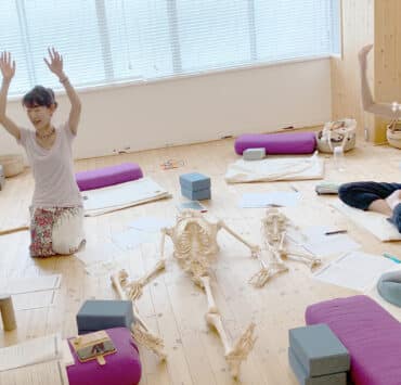 【ヨガ体験レポート】ゴムカーサナの「痛い」「できない」、それってホント？動きを分析しよう「うで編」 3