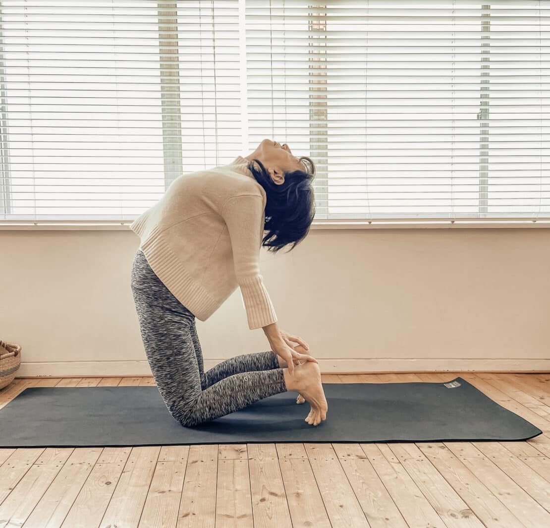 山本あつこ　ラクダのポーズ