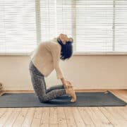 山本あつこ　ラクダのポーズ