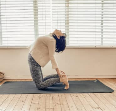 山本あつこ　ラクダのポーズ