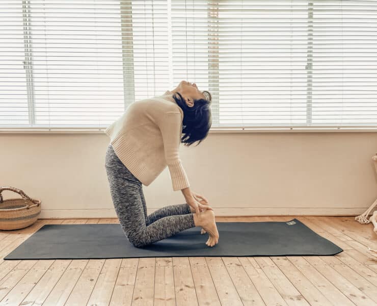 山本あつこ　ラクダのポーズ