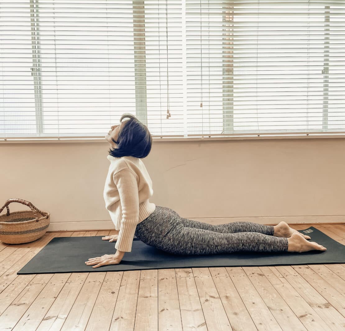 うつ伏せから、上半身を持ち上げていくポーズですが、アップドッグと違って、脚（股関節）は、マットについている状態を保ちます。 後屈と聞くと人は漢字のイメージで、後ろに反ると思いがちで、そうすると、背中に意識が集中して背中側を固めてしまいます。