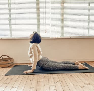 うつ伏せから、上半身を持ち上げていくポーズですが、アップドッグと違って、脚（股関節）は、マットについている状態を保ちます。 後屈と聞くと人は漢字のイメージで、後ろに反ると思いがちで、そうすると、背中に意識が集中して背中側を固めてしまいます。