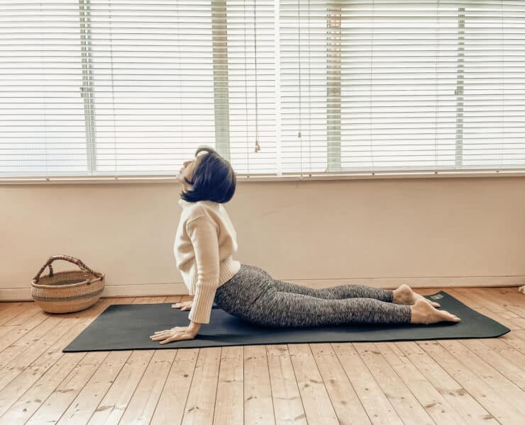 うつ伏せから、上半身を持ち上げていくポーズですが、アップドッグと違って、脚（股関節）は、マットについている状態を保ちます。 後屈と聞くと人は漢字のイメージで、後ろに反ると思いがちで、そうすると、背中に意識が集中して背中側を固めてしまいます。