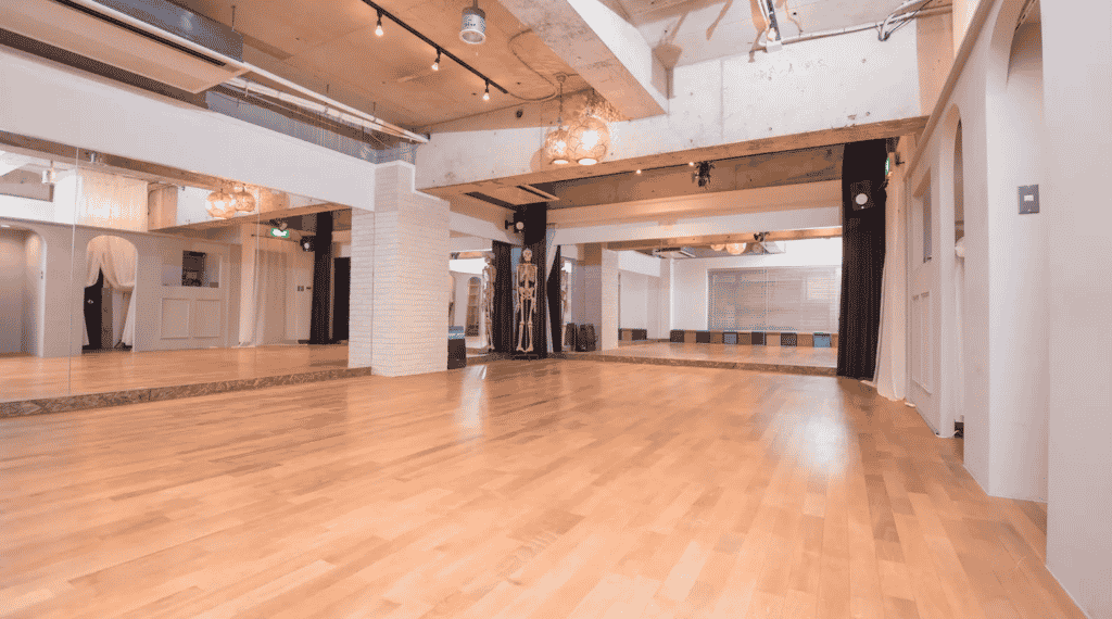 【京橋ララサロン___駅近！こだわりの音響_桜の床でヨガやダンス！セミナー！週末はイベント利用も】駅近！こだわりの音響_桜の床で___