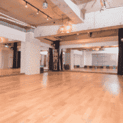 【京橋ララサロン___駅近！こだわりの音響_桜の床でヨガやダンス！セミナー！週末はイベント利用も】駅近！こだわりの音響_桜の床で___