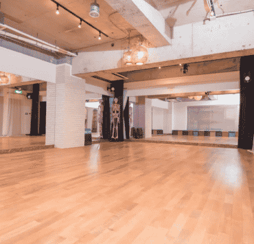 【京橋ララサロン___駅近！こだわりの音響_桜の床でヨガやダンス！セミナー！週末はイベント利用も】駅近！こだわりの音響_桜の床で___