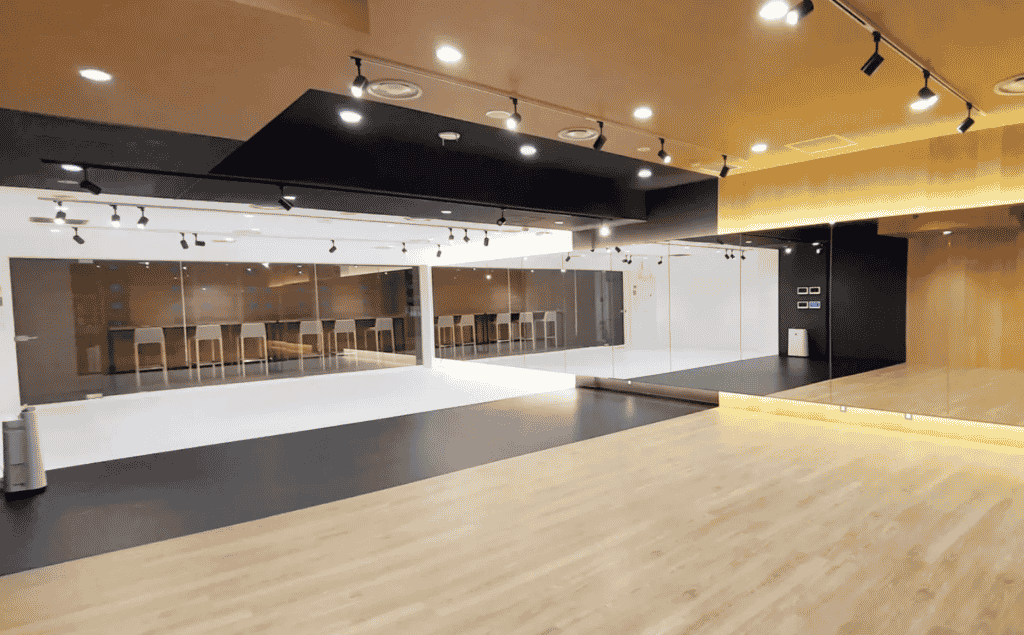＜有楽町レンタルスペース＞Wi-Fi無料！会議室_スタジオあり！】＜有楽町スタジオ＞壁一面鏡張り