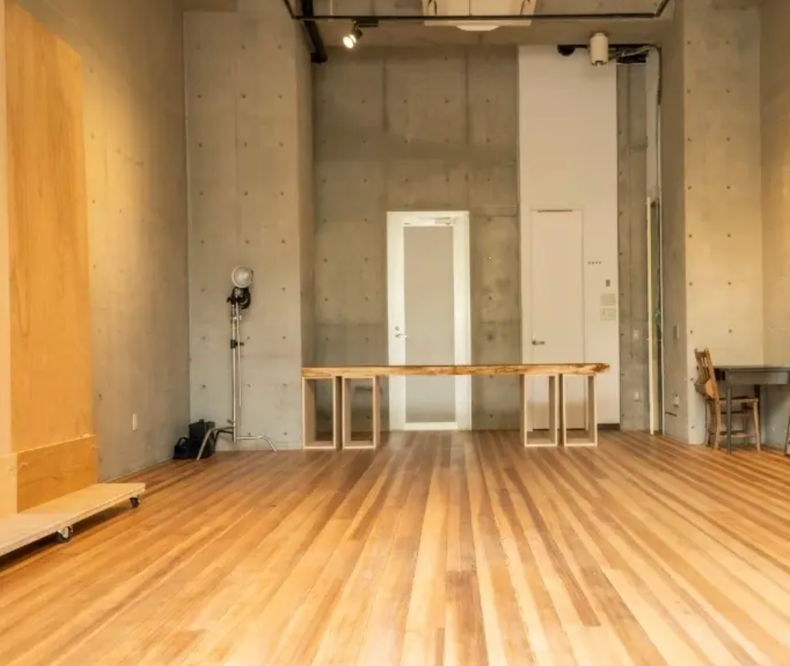 【水天宮スタジオ】天井高5mガラス張りの路面のス___